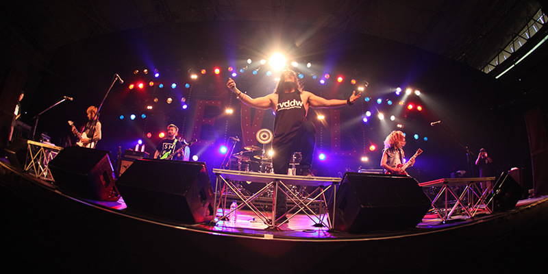 BARKSによる速レポ HER NAME IN BLOOD「しょっぱなから激しく飛ばそうぜ」